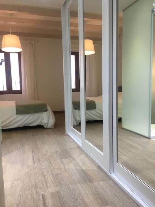 Сasa de vacaciones New! Renovated House With Terrace In *