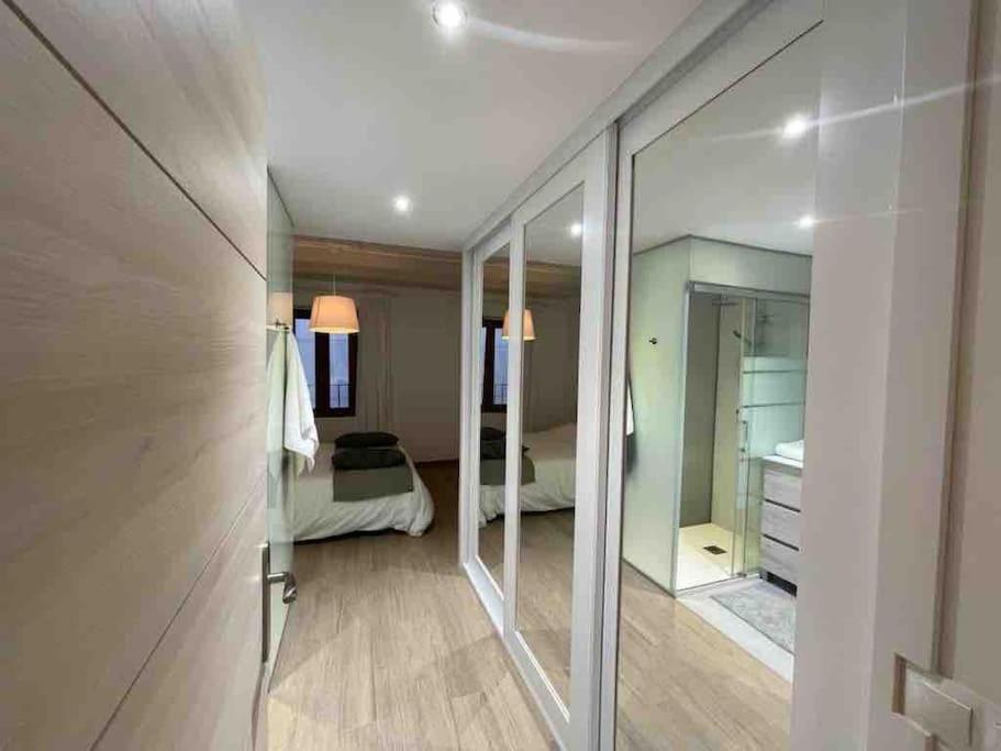 Сasa de vacaciones New! Renovated House With Terrace In *