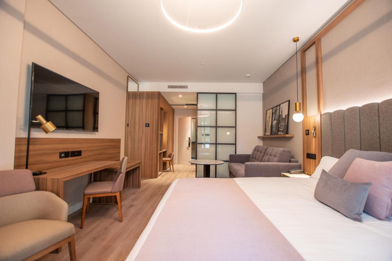 Hotel Giralda Center 4*