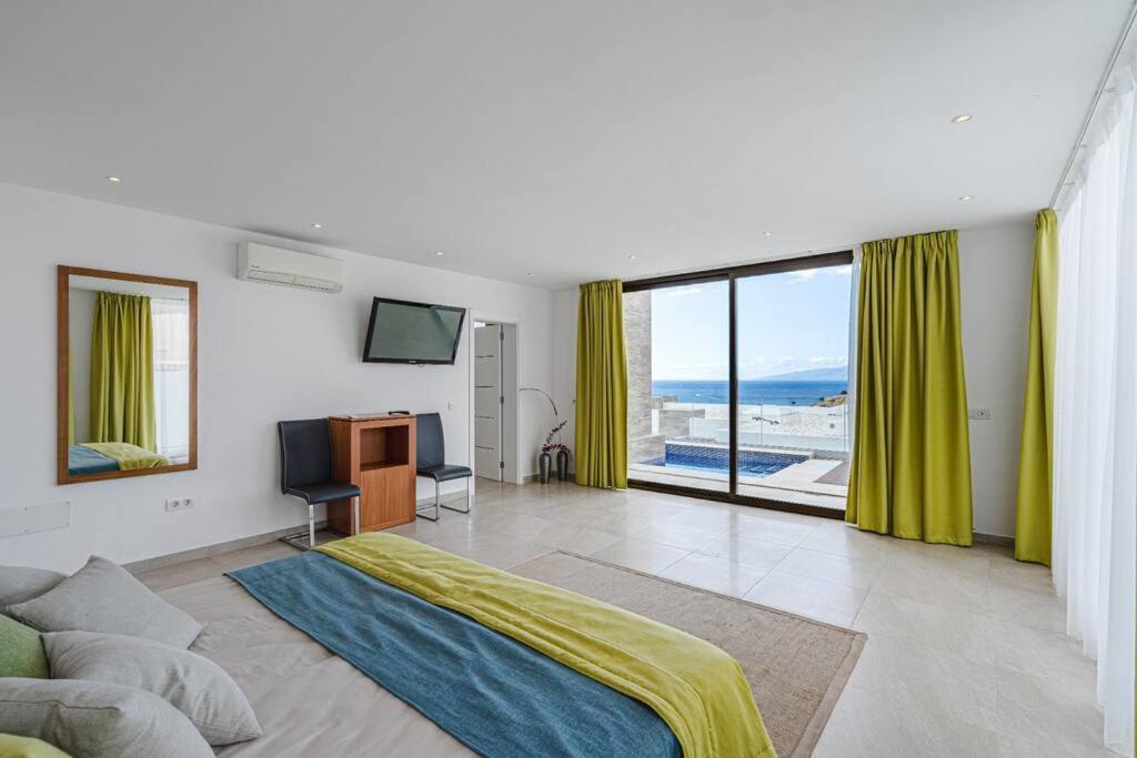 Riviera De 4 Con Piscina. Villa Costa Adeje (Tenerife)