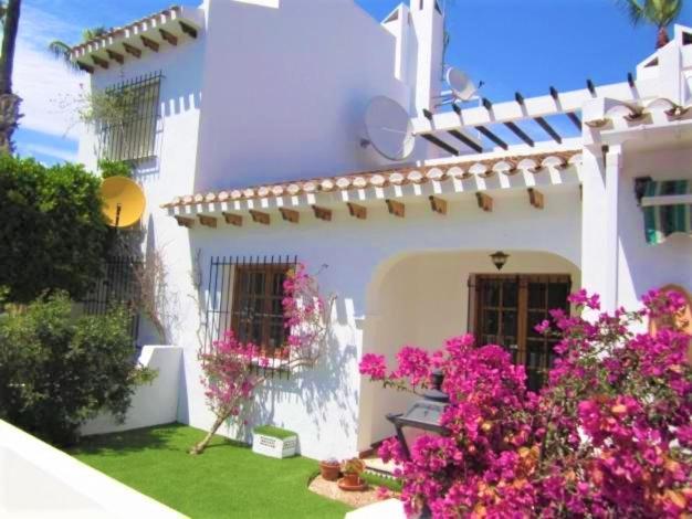 Beautiful 2 Bedroom With Communal Pools