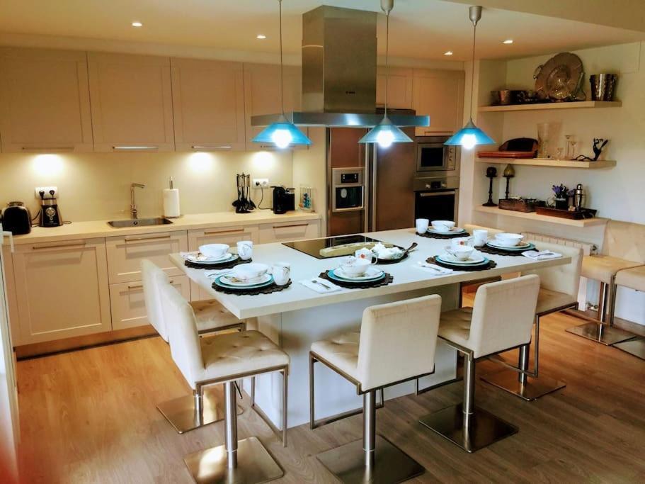 2 Story, 5 Bedroom, 3 Bath Flat, Steps From The & Cliff Walk Llafranc