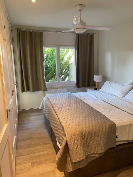 2 Story, 5 Bedroom, 3 Bath Flat, Steps From The & Cliff Walk Llafranc