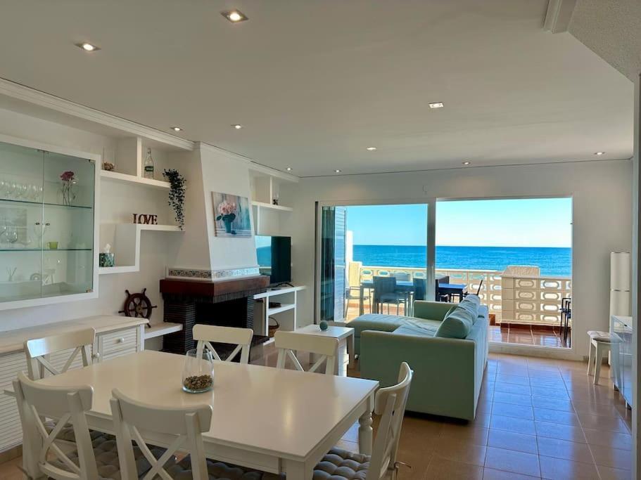 Villa Breathtaking Beachfront House *