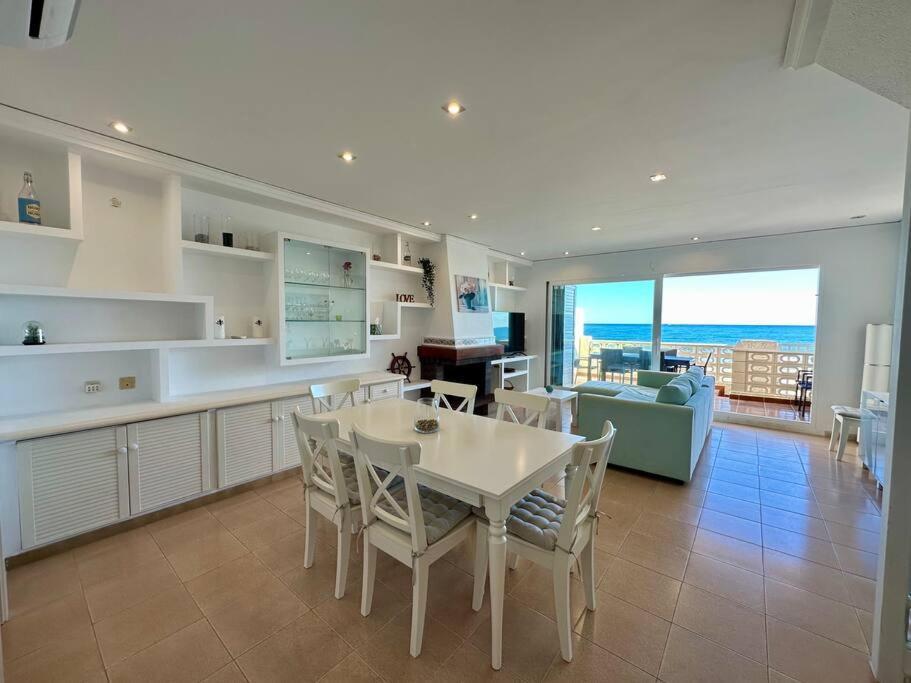 Villa Breathtaking Beachfront House Sueca