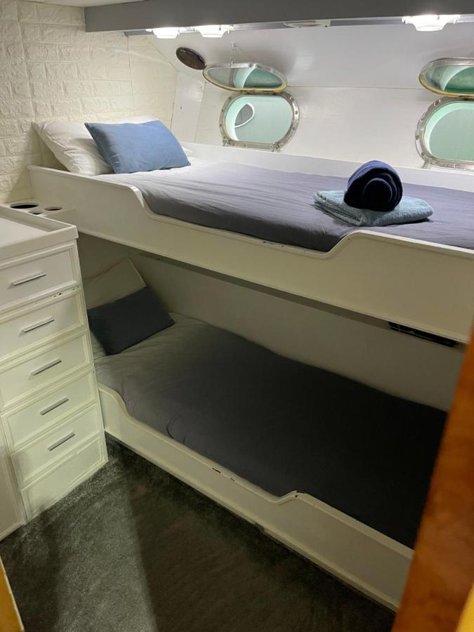 Hotel en barco Yate Aloha Sant Adrià de Besòs
