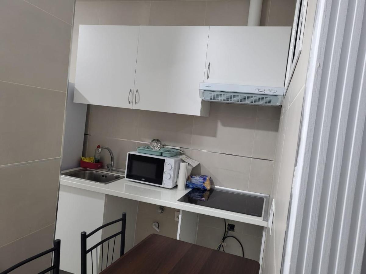 In Guest - Double 01 Carpet Apartment Madrid