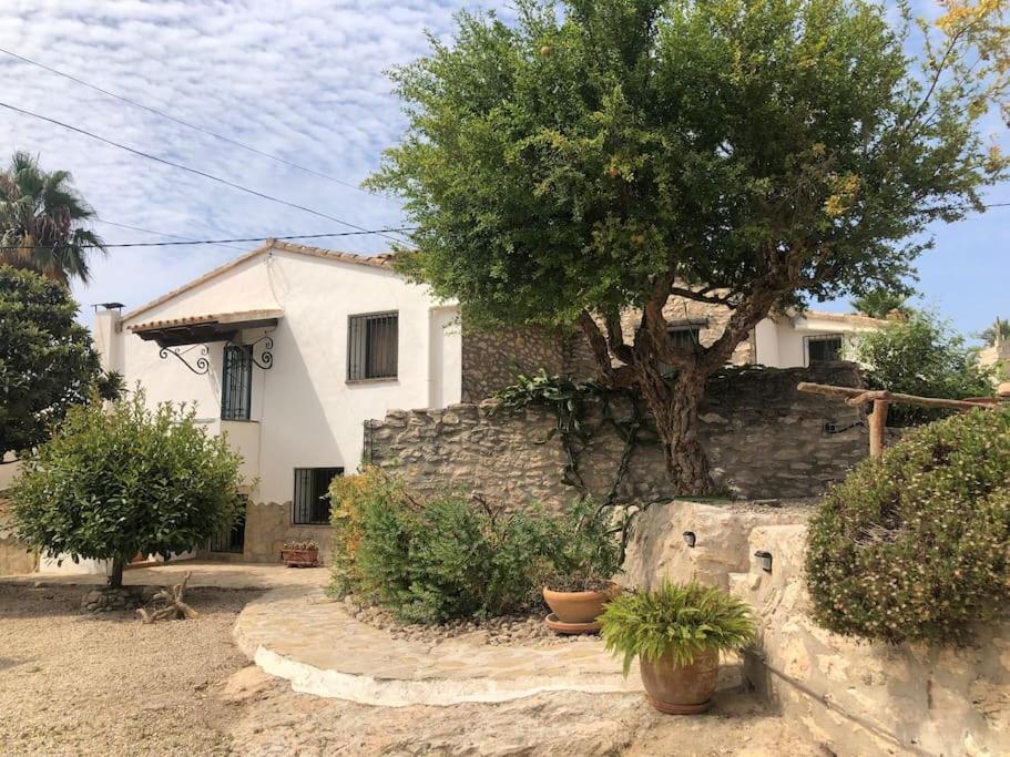 Lovely 'solana' With Big Garden, Pool Apartment