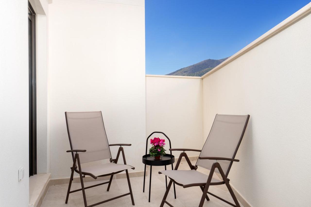 Modern With Pool In Ref 47