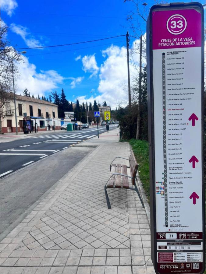 Casa Ideal Familias Y Grupos Con Balcones Exterior Soleada Patios Cerca Alhambra, Sierra Nevada, Rio Genil, Lancha Del Genil, Parque Llano Y Reloj Del Sol Con Barbacoas, Campo De Futbol, Circuito Gimnasia Habitación en casa particular Granada