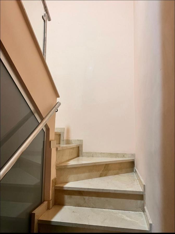 Casa Ideal Familias Y Grupos Con Balcones Exterior Soleada Patios Cerca Alhambra, Sierra Nevada, Rio Genil, Lancha Del Genil, Parque Llano Y Reloj Del Sol Con Barbacoas, Campo De Futbol, Circuito Gimnasia Habitación en casa particular Granada