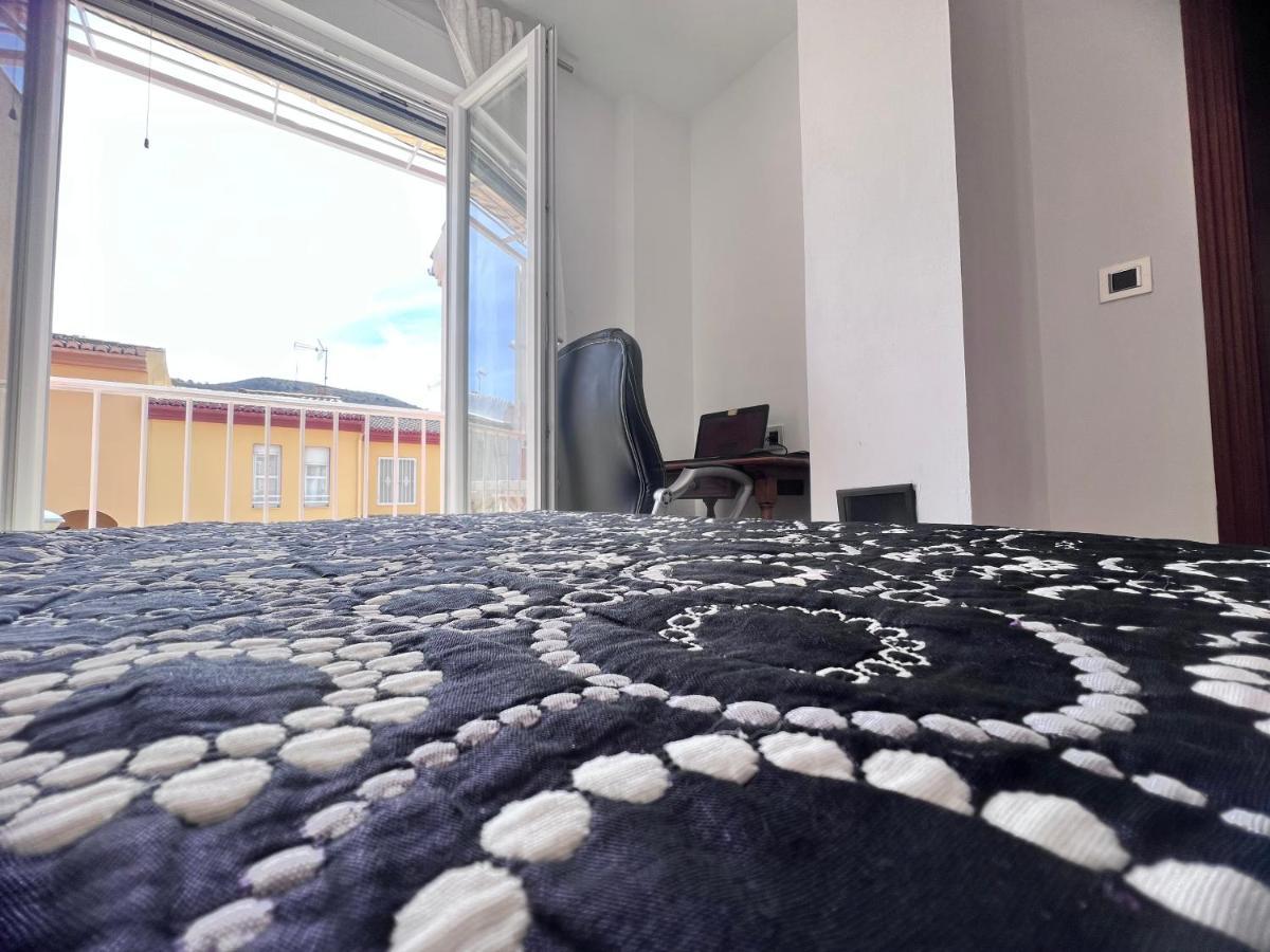 Casa Ideal Familias Y Grupos Con Balcones Exterior Soleada Patios Cerca Alhambra, Sierra Nevada, Rio Genil, Lancha Del Genil, Parque Llano Y Reloj Del Sol Con Barbacoas, Campo De Futbol, Circuito Gimnasia Habitación en casa particular Granada