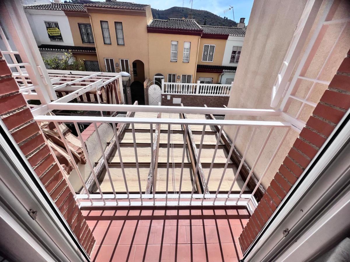 Habitación en casa particular Casa Ideal Familias Y Grupos Con Balcones Exterior Soleada Patios Cerca Alhambra, Sierra Nevada, Rio Genil, Lancha Del Genil, Parque Llano Y Reloj Del Sol Con Barbacoas, Campo De Futbol, Circuito Gimnasia Granada
