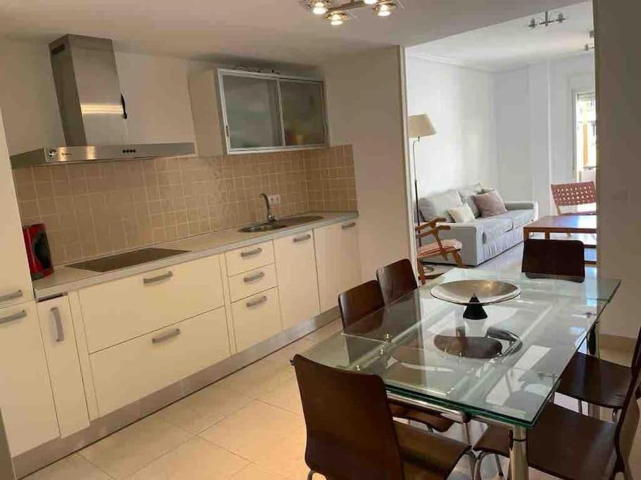 Moderna Y Alegre Vivienda Junto Al Mar . *