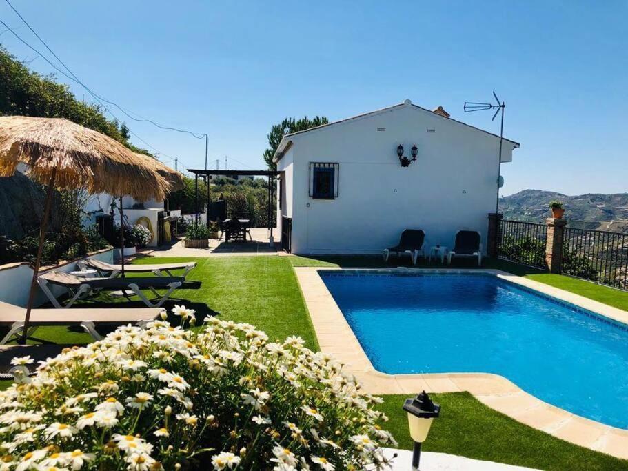 En Con Piscina Y Jacuzzi Сasa de vacaciones Frigiliana