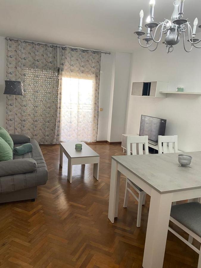 Apartamento En Primera Linea De Playa Con Piscina. Apartamento *