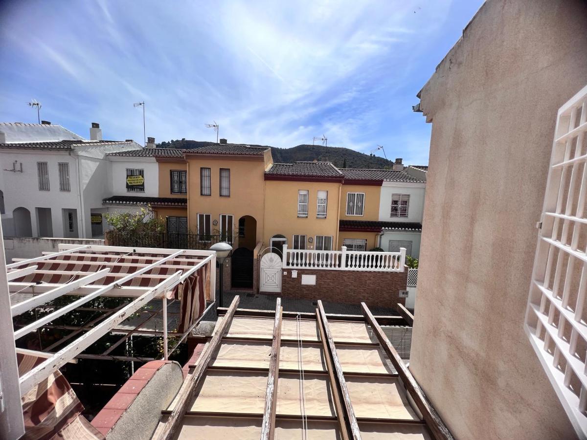 Casa Ideal Familias Y Grupos Con Balcones Exterior Soleada Patios Cerca Alhambra, Sierra Nevada, Rio Genil, Lancha Del Genil, Parque Llano Y Reloj Del Sol Con Barbacoas, Campo De Futbol, Circuito Gimnasia Habitación en casa particular *