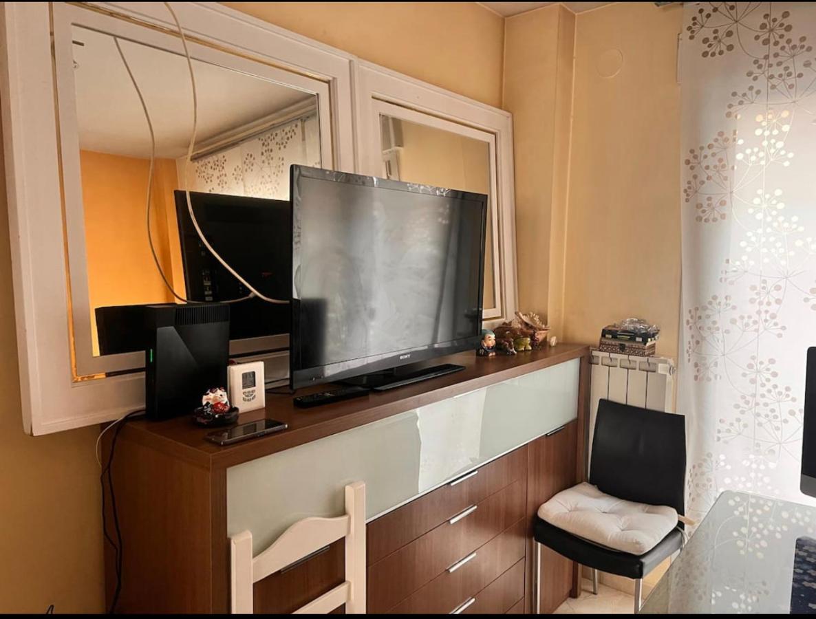 Casa Ideal Familias Y Grupos Con Balcones Exterior Soleada Patios Cerca Alhambra, Sierra Nevada, Rio Genil, Lancha Del Genil, Parque Llano Y Reloj Del Sol Con Barbacoas, Campo De Futbol, Circuito Gimnasia Habitación en casa particular