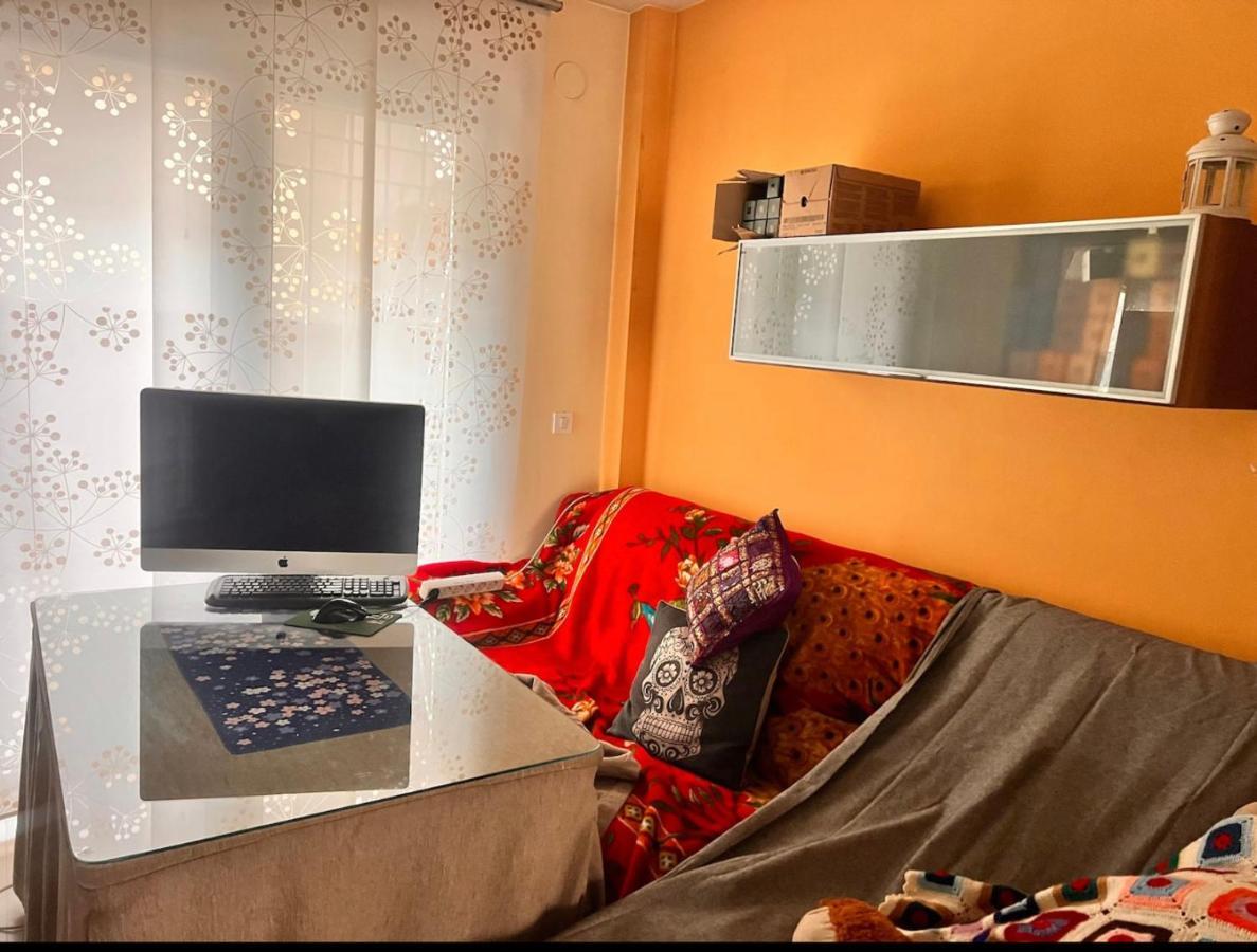 Habitación en casa particular Casa Ideal Familias Y Grupos Con Balcones Exterior Soleada Patios Cerca Alhambra, Sierra Nevada, Rio Genil, Lancha Del Genil, Parque Llano Y Reloj Del Sol Con Barbacoas, Campo De Futbol, Circuito Gimnasia *