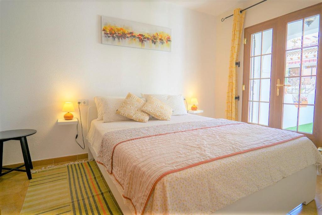 Beautiful 2 Bedroom With Communal Pools *