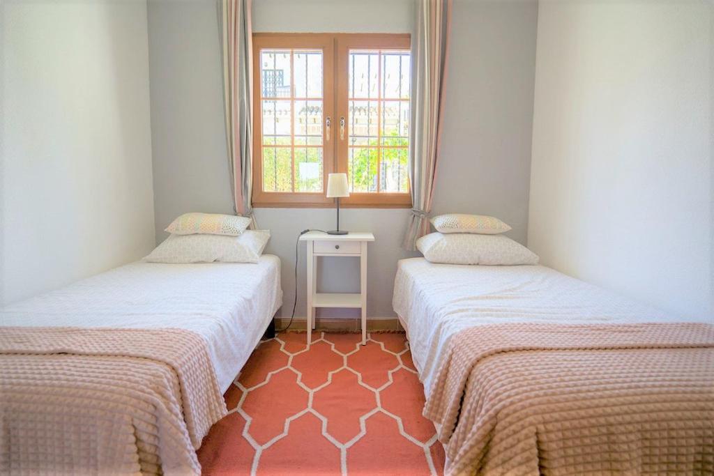 Beautiful 2 Bedroom With Communal Pools *