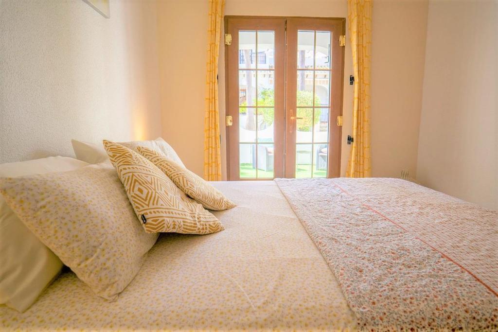 Beautiful 2 Bedroom With Communal Pools *