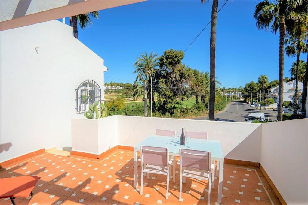 Beautiful 2 Bedroom With Communal Pools