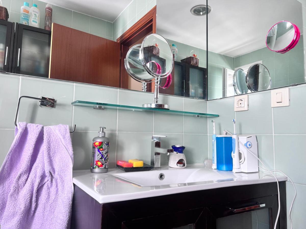 Casa Ideal Familias Y Grupos Con Balcones Exterior Soleada Patios Cerca Alhambra, Sierra Nevada, Rio Genil, Lancha Del Genil, Parque Llano Y Reloj Del Sol Con Barbacoas, Campo De Futbol, Circuito Gimnasia Habitación en casa particular *