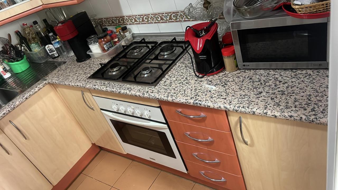 Casa Ideal Familias Y Grupos Con Balcones Exterior Soleada Patios Cerca Alhambra, Sierra Nevada, Rio Genil, Lancha Del Genil, Parque Llano Y Reloj Del Sol Con Barbacoas, Campo De Futbol, Circuito Gimnasia Habitación en casa particular
