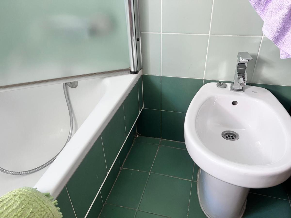 Casa Ideal Familias Y Grupos Con Balcones Exterior Soleada Patios Cerca Alhambra, Sierra Nevada, Rio Genil, Lancha Del Genil, Parque Llano Y Reloj Del Sol Con Barbacoas, Campo De Futbol, Circuito Gimnasia Habitación en casa particular