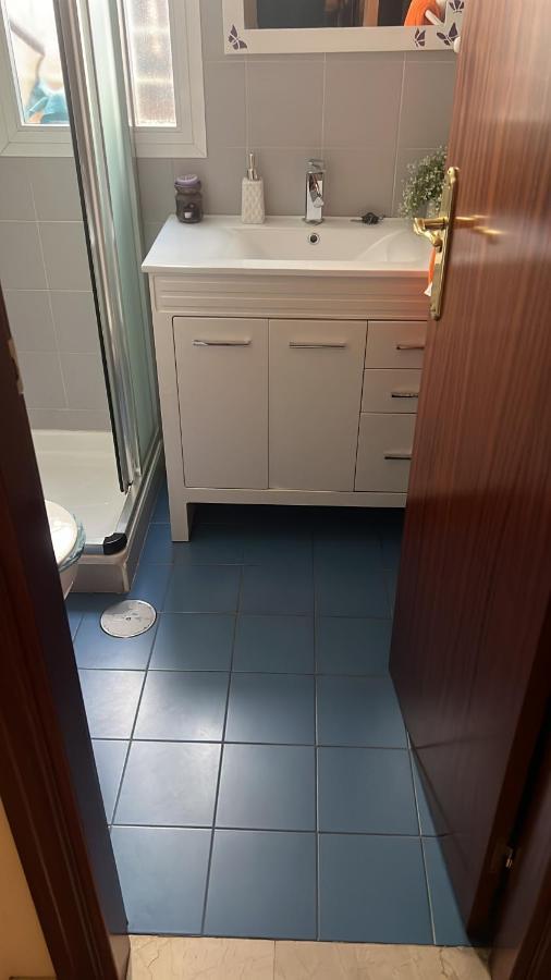 Casa Ideal Familias Y Grupos Con Balcones Exterior Soleada Patios Cerca Alhambra, Sierra Nevada, Rio Genil, Lancha Del Genil, Parque Llano Y Reloj Del Sol Con Barbacoas, Campo De Futbol, Circuito Gimnasia Habitación en casa particular Granada