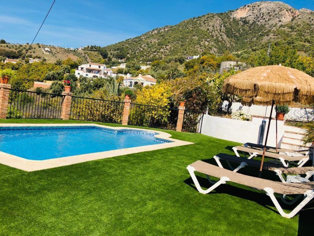 En Con Piscina Y Jacuzzi Сasa de vacaciones Frigiliana