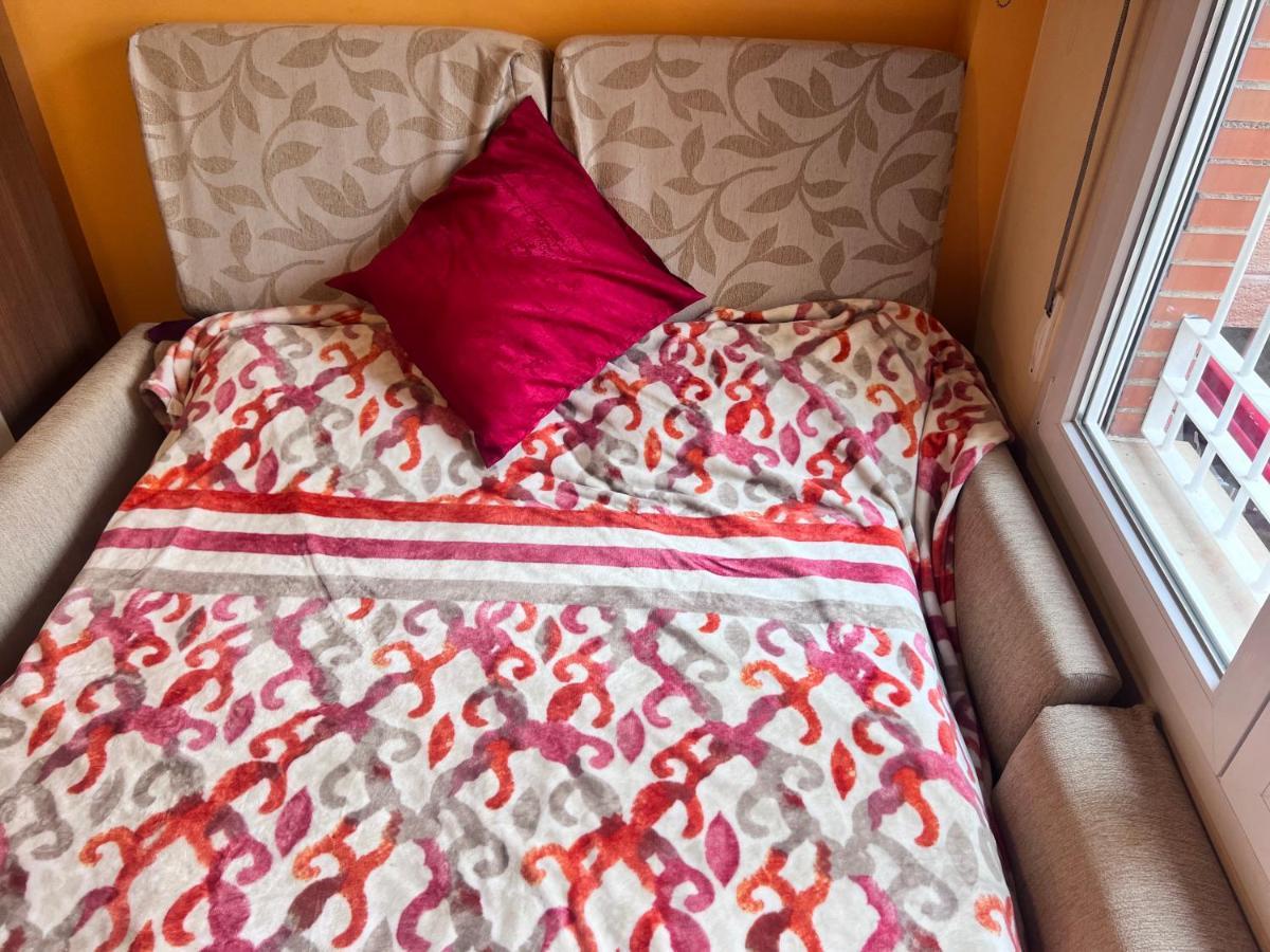 Casa Ideal Familias Y Grupos Con Balcones Exterior Soleada Patios Cerca Alhambra, Sierra Nevada, Rio Genil, Lancha Del Genil, Parque Llano Y Reloj Del Sol Con Barbacoas, Campo De Futbol, Circuito Gimnasia Habitación en casa particular