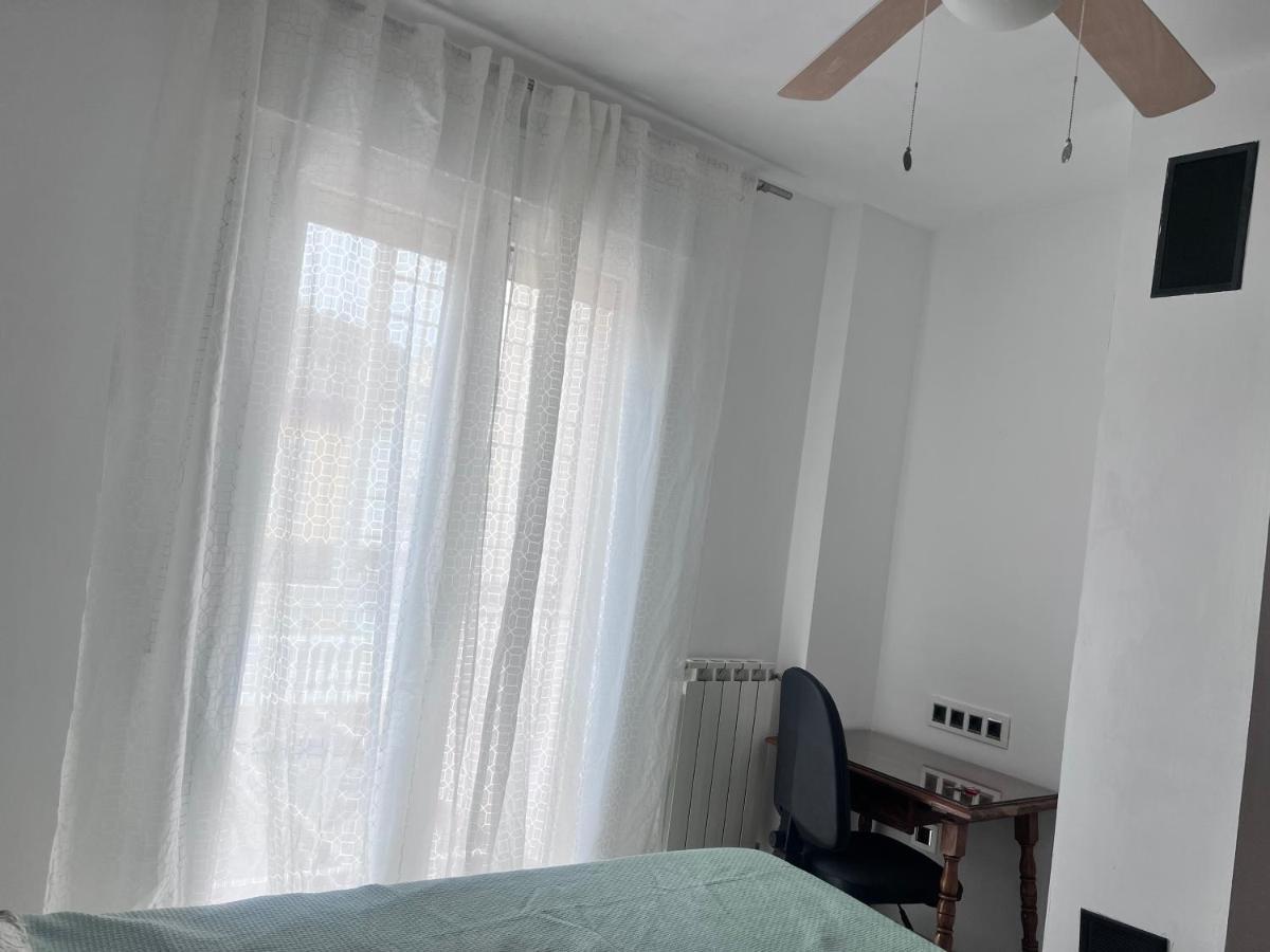 Casa Ideal Familias Y Grupos Con Balcones Exterior Soleada Patios Cerca Alhambra, Sierra Nevada, Rio Genil, Lancha Del Genil, Parque Llano Y Reloj Del Sol Con Barbacoas, Campo De Futbol, Circuito Gimnasia Habitación en casa particular