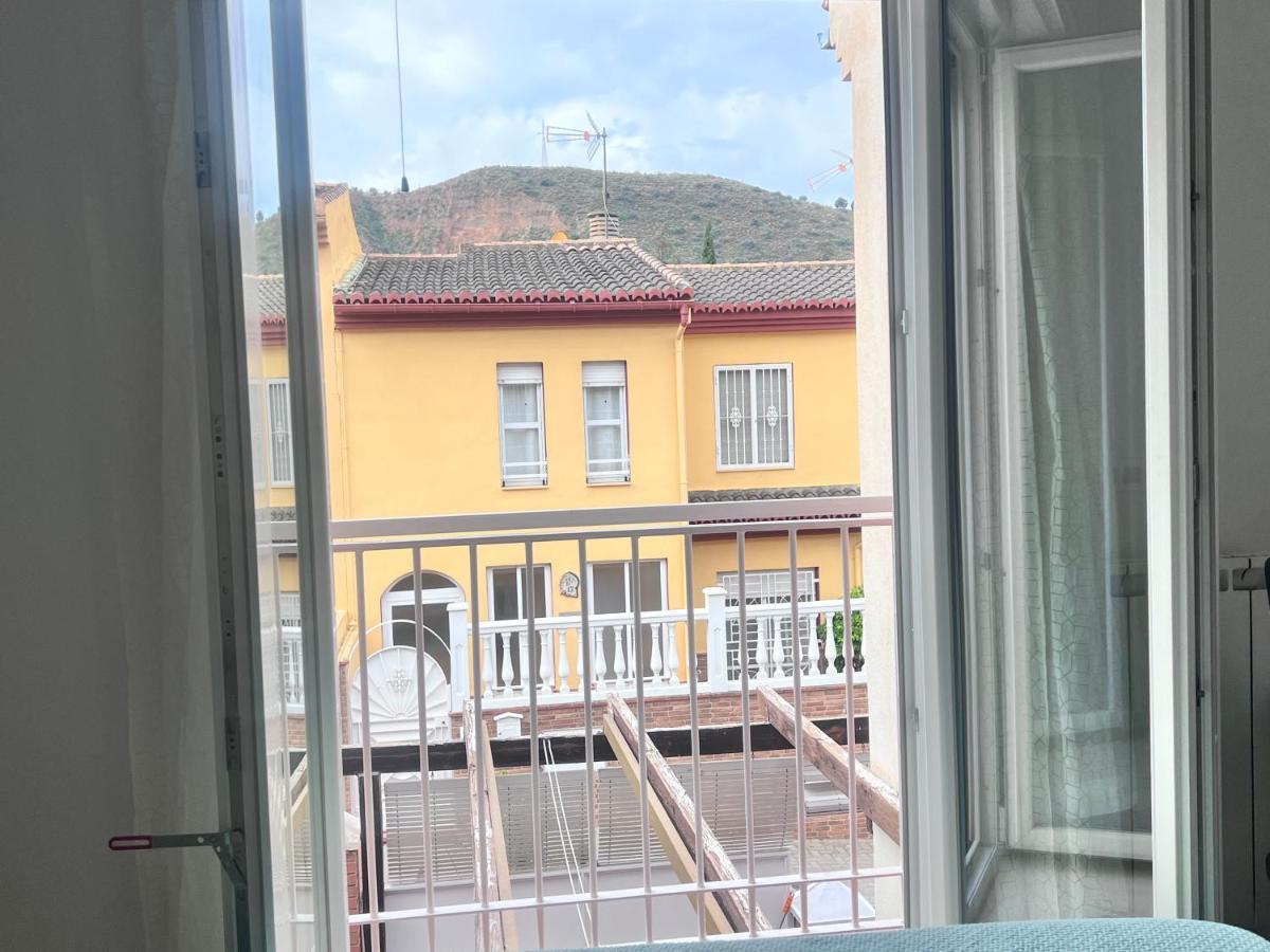 Casa Ideal Familias Y Grupos Con Balcones Exterior Soleada Patios Cerca Alhambra, Sierra Nevada, Rio Genil, Lancha Del Genil, Parque Llano Y Reloj Del Sol Con Barbacoas, Campo De Futbol, Circuito Gimnasia Habitación en casa particular Granada