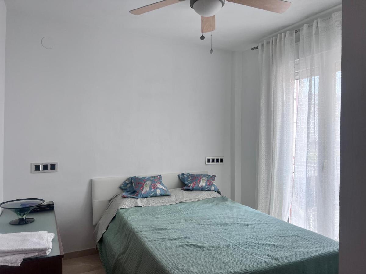 Casa Ideal Familias Y Grupos Con Balcones Exterior Soleada Patios Cerca Alhambra, Sierra Nevada, Rio Genil, Lancha Del Genil, Parque Llano Y Reloj Del Sol Con Barbacoas, Campo De Futbol, Circuito Gimnasia Habitación en casa particular