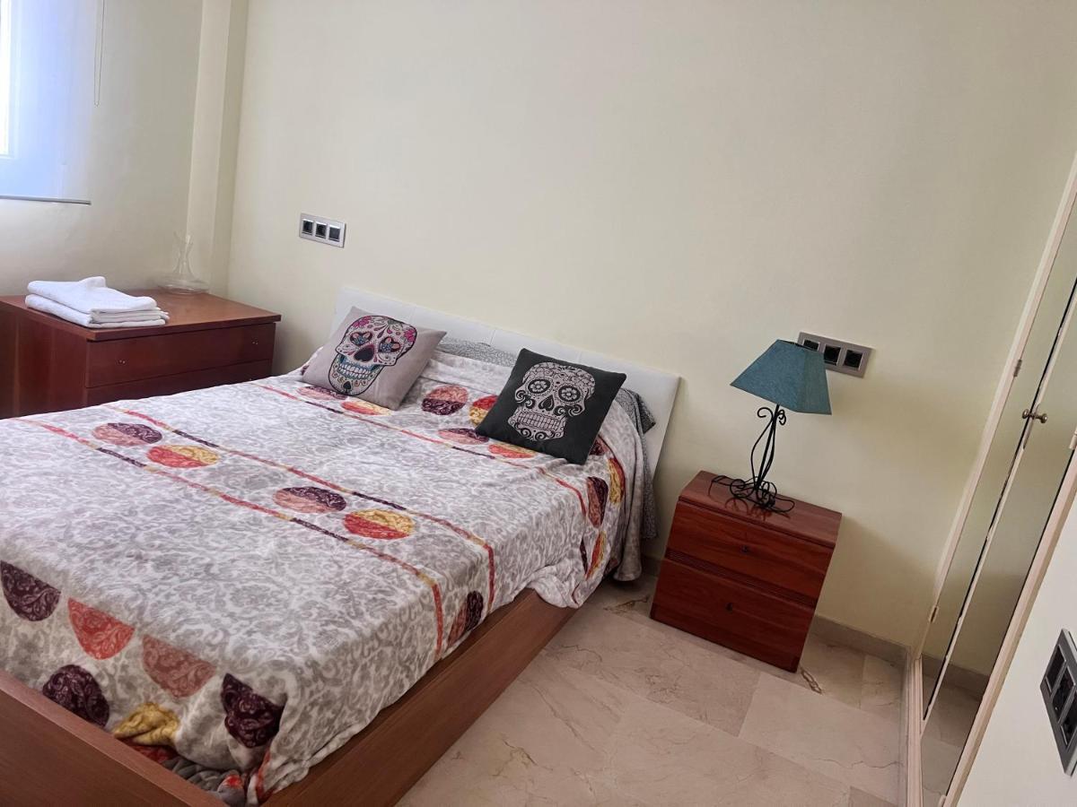 Casa Ideal Familias Y Grupos Con Balcones Exterior Soleada Patios Cerca Alhambra, Sierra Nevada, Rio Genil, Lancha Del Genil, Parque Llano Y Reloj Del Sol Con Barbacoas, Campo De Futbol, Circuito Gimnasia Habitación en casa particular Granada