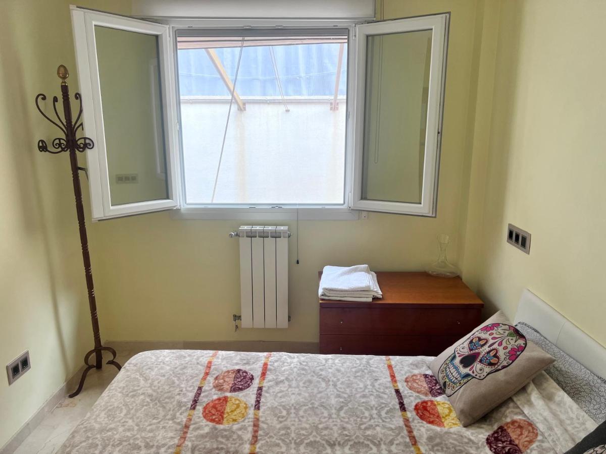 Casa Ideal Familias Y Grupos Con Balcones Exterior Soleada Patios Cerca Alhambra, Sierra Nevada, Rio Genil, Lancha Del Genil, Parque Llano Y Reloj Del Sol Con Barbacoas, Campo De Futbol, Circuito Gimnasia Habitación en casa particular