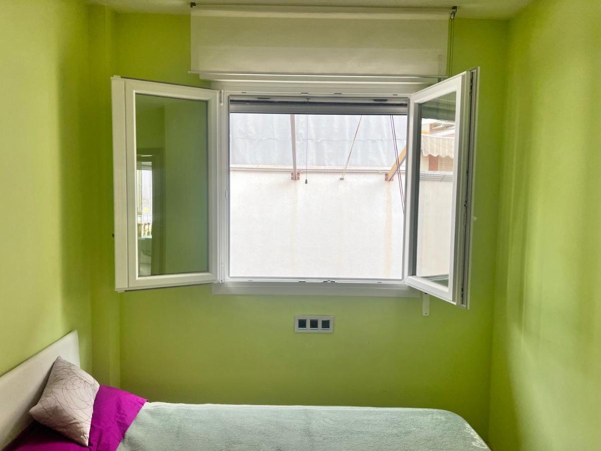Casa Ideal Familias Y Grupos Con Balcones Exterior Soleada Patios Cerca Alhambra, Sierra Nevada, Rio Genil, Lancha Del Genil, Parque Llano Y Reloj Del Sol Con Barbacoas, Campo De Futbol, Circuito Gimnasia Habitación en casa particular