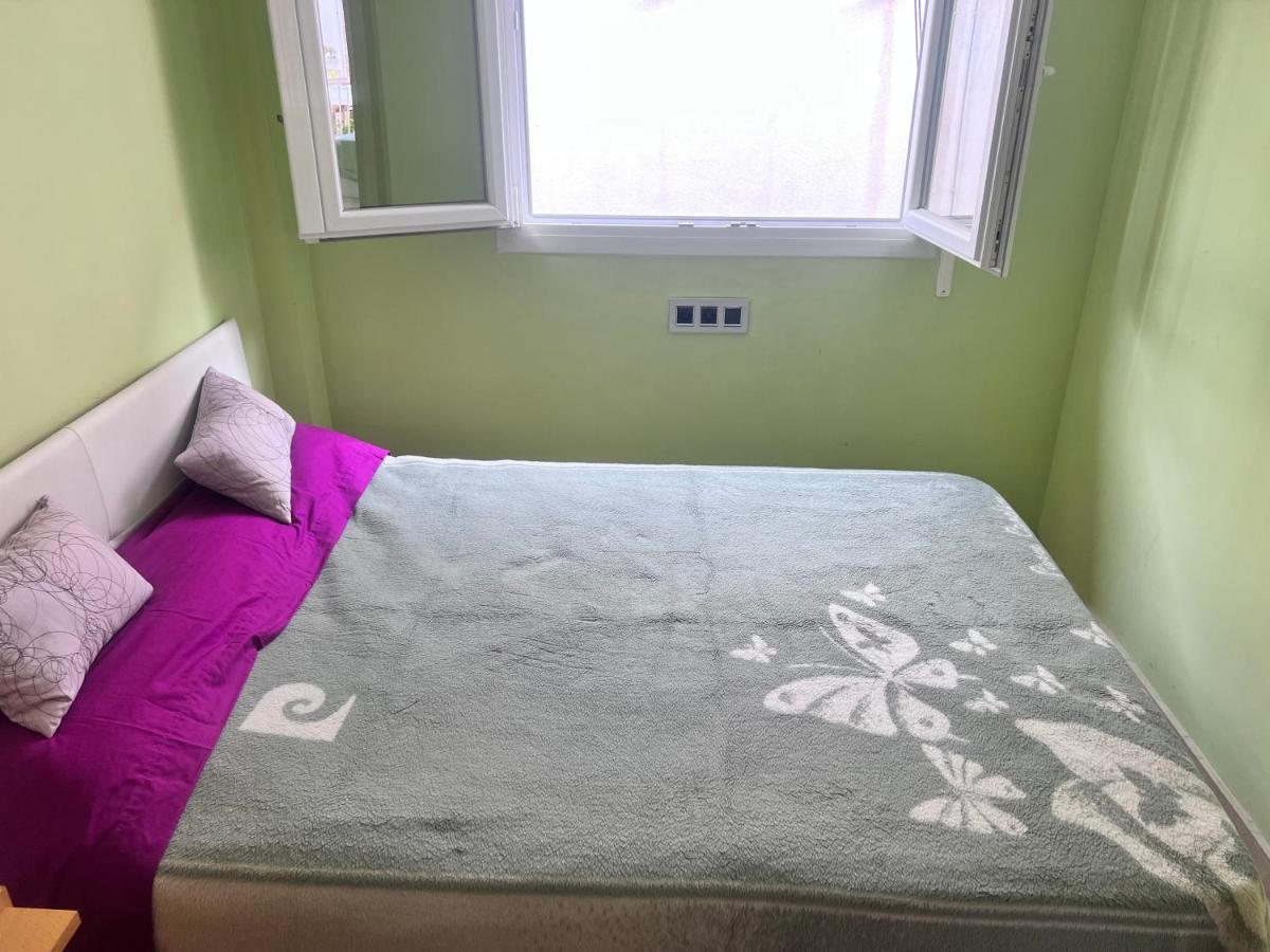 Casa Ideal Familias Y Grupos Con Balcones Exterior Soleada Patios Cerca Alhambra, Sierra Nevada, Rio Genil, Lancha Del Genil, Parque Llano Y Reloj Del Sol Con Barbacoas, Campo De Futbol, Circuito Gimnasia Habitación en casa particular