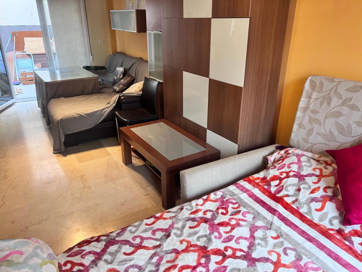 Casa Ideal Familias Y Grupos Con Balcones Exterior Soleada Patios Cerca Alhambra, Sierra Nevada, Rio Genil, Lancha Del Genil, Parque Llano Y Reloj Del Sol Con Barbacoas, Campo De Futbol, Circuito Gimnasia Habitación en casa particular *