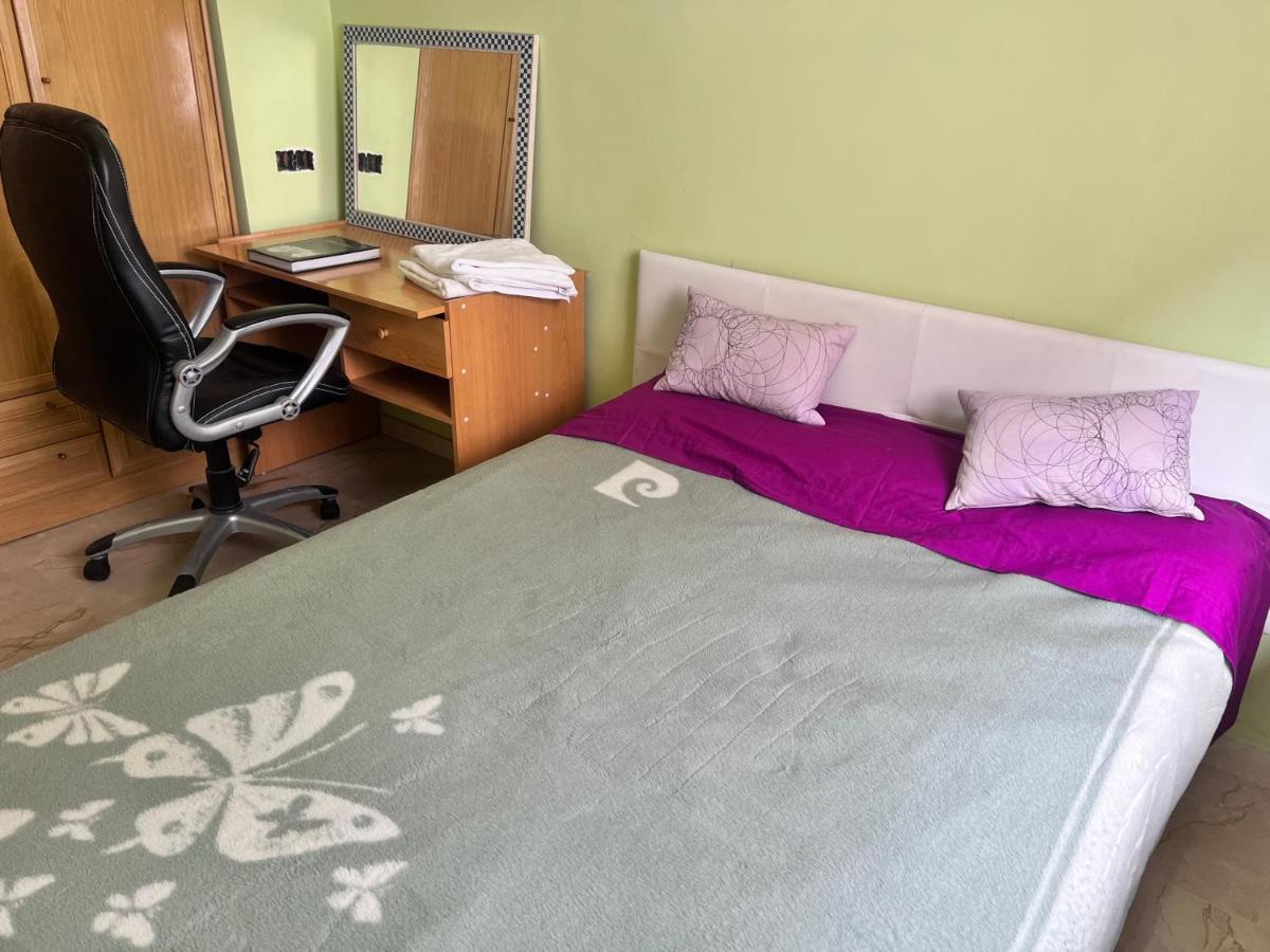 Casa Ideal Familias Y Grupos Con Balcones Exterior Soleada Patios Cerca Alhambra, Sierra Nevada, Rio Genil, Lancha Del Genil, Parque Llano Y Reloj Del Sol Con Barbacoas, Campo De Futbol, Circuito Gimnasia Habitación en casa particular *