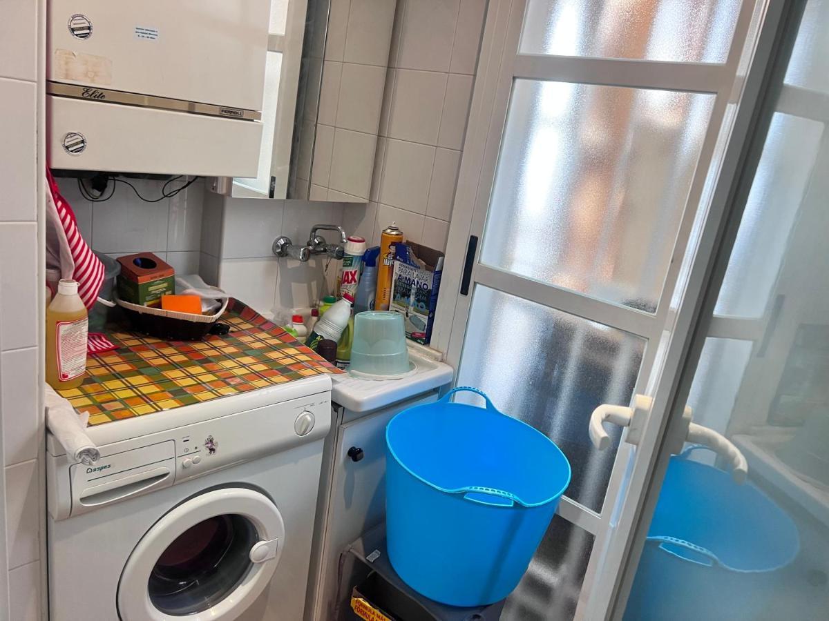 Casa Ideal Familias Y Grupos Con Balcones Exterior Soleada Patios Cerca Alhambra, Sierra Nevada, Rio Genil, Lancha Del Genil, Parque Llano Y Reloj Del Sol Con Barbacoas, Campo De Futbol, Circuito Gimnasia Habitación en casa particular Granada
