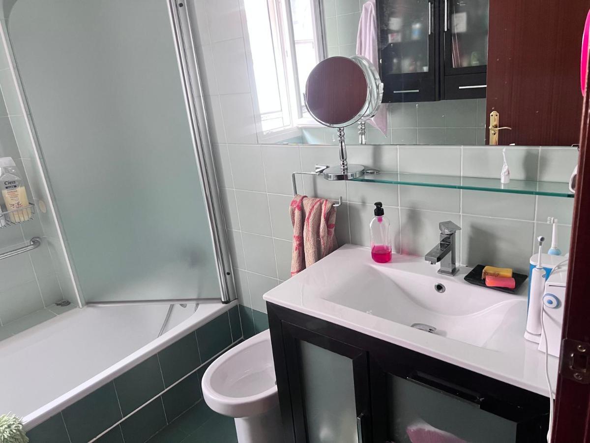 Casa Ideal Familias Y Grupos Con Balcones Exterior Soleada Patios Cerca Alhambra, Sierra Nevada, Rio Genil, Lancha Del Genil, Parque Llano Y Reloj Del Sol Con Barbacoas, Campo De Futbol, Circuito Gimnasia Habitación en casa particular *