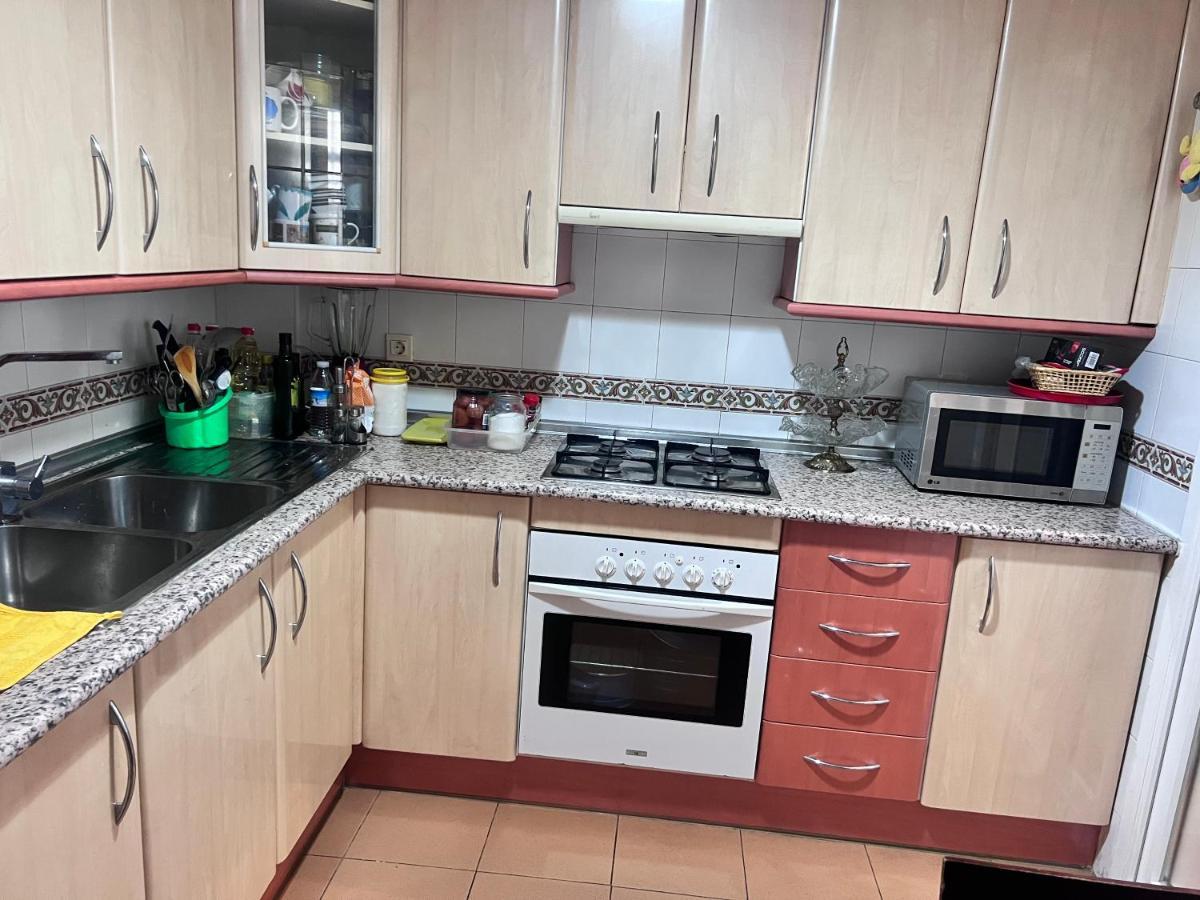 Casa Ideal Familias Y Grupos Con Balcones Exterior Soleada Patios Cerca Alhambra, Sierra Nevada, Rio Genil, Lancha Del Genil, Parque Llano Y Reloj Del Sol Con Barbacoas, Campo De Futbol, Circuito Gimnasia Habitación en casa particular Granada