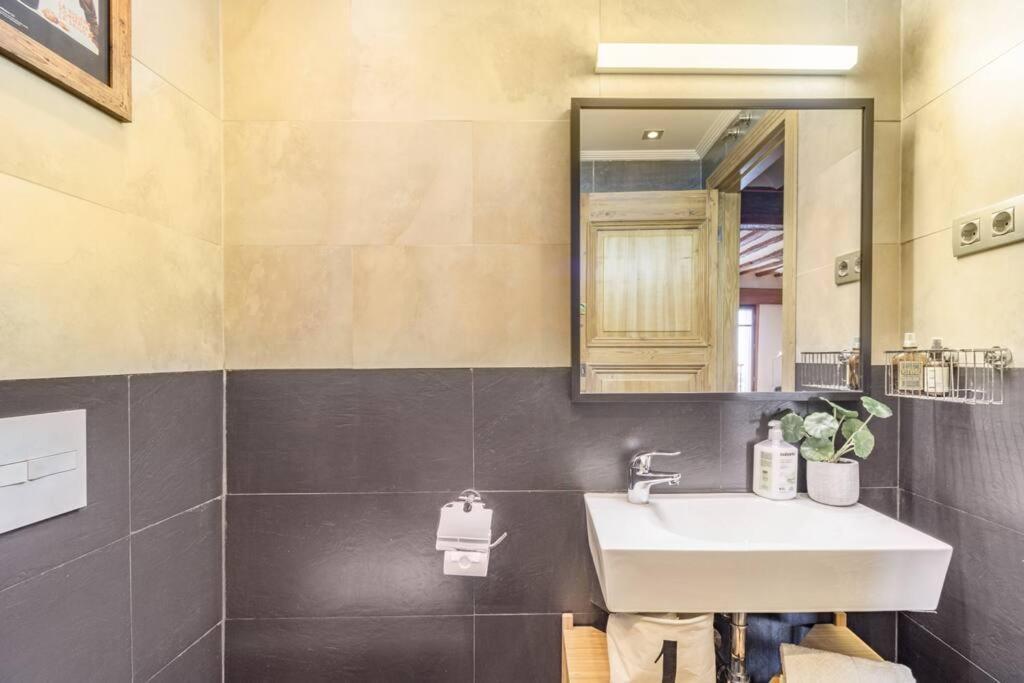 Sea Views In The Heart Of The Old Town Apartment *