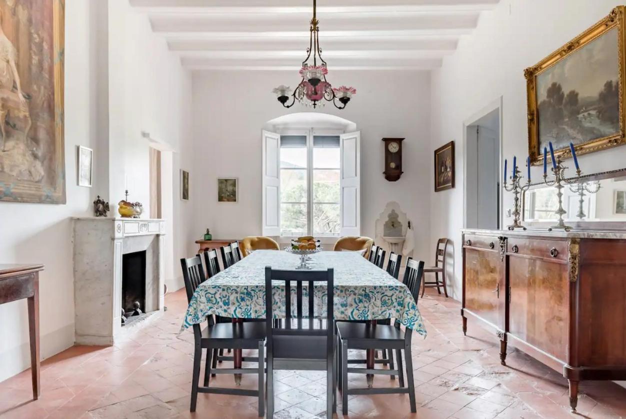 Casa rural Rovira - Stunning Neoclassical Mansion, Just 20 Min Drive From Barcelona Center, Ideal For Groups And Families