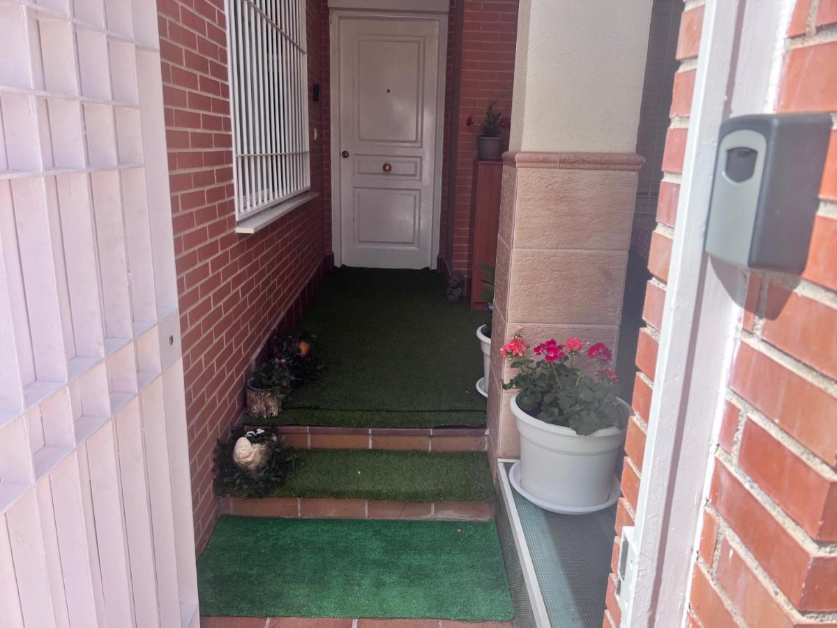 Casa Ideal Familias Y Grupos Con Balcones Exterior Soleada Patios Cerca Alhambra, Sierra Nevada, Rio Genil, Lancha Del Genil, Parque Llano Y Reloj Del Sol Con Barbacoas, Campo De Futbol, Circuito Gimnasia Habitación en casa particular Granada