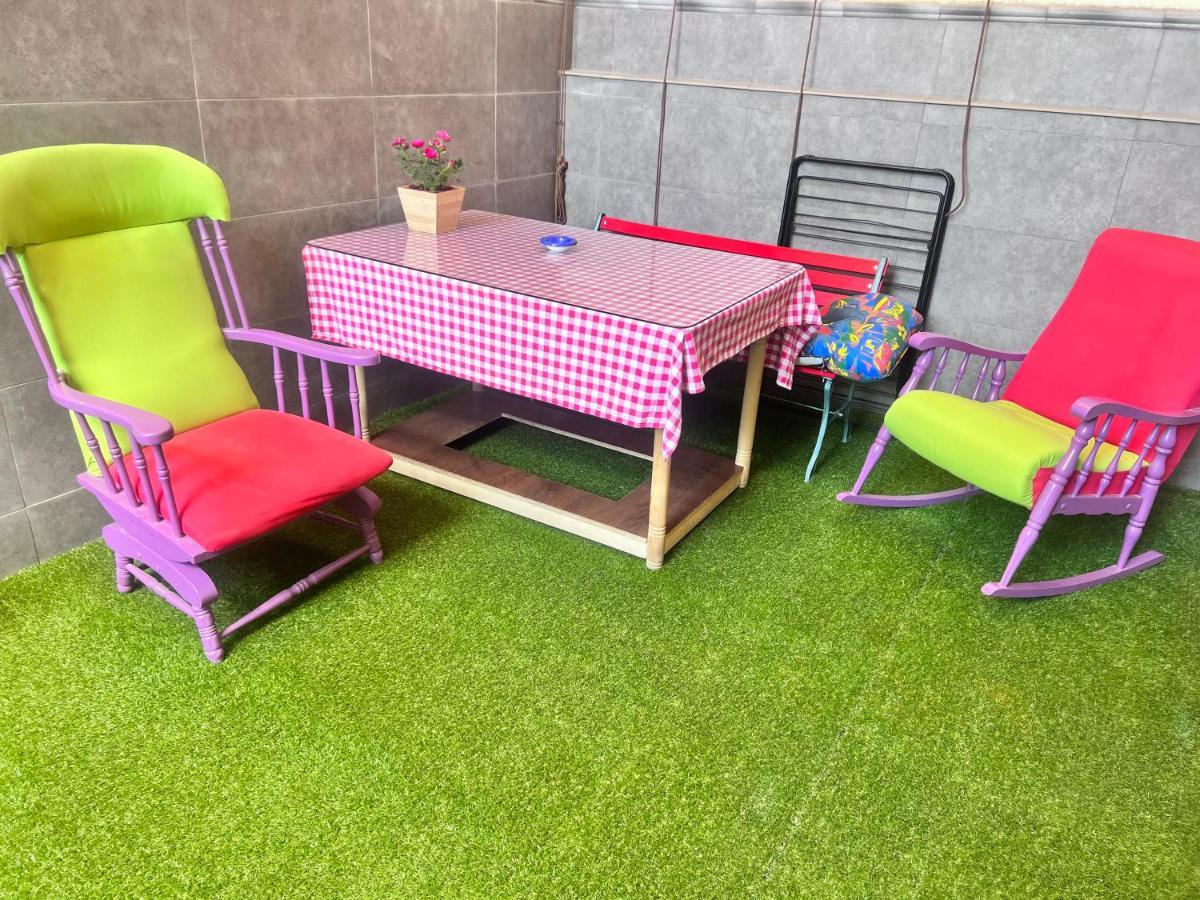 Casa Ideal Familias Y Grupos Con Balcones Exterior Soleada Patios Cerca Alhambra, Sierra Nevada, Rio Genil, Lancha Del Genil, Parque Llano Y Reloj Del Sol Con Barbacoas, Campo De Futbol, Circuito Gimnasia Habitación en casa particular Granada