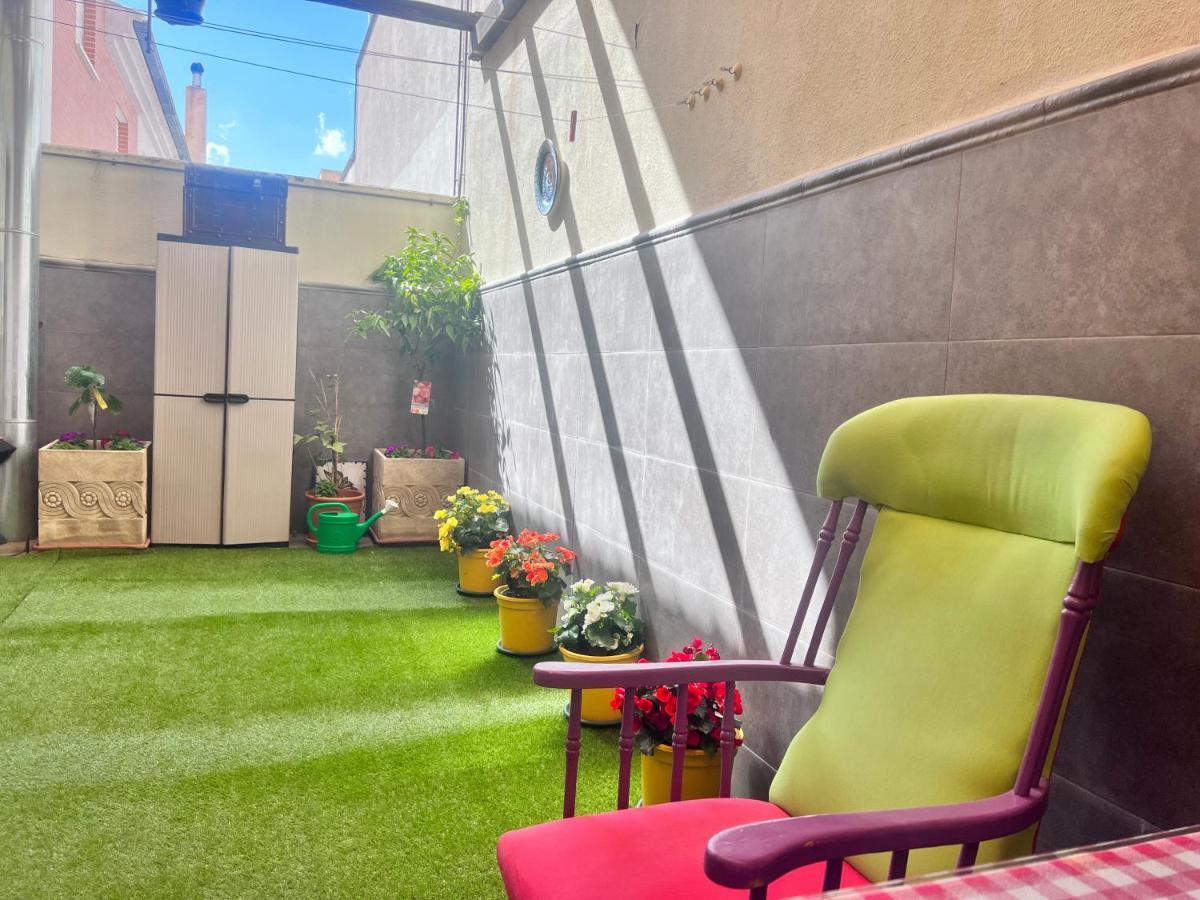 Casa Ideal Familias Y Grupos Con Balcones Exterior Soleada Patios Cerca Alhambra, Sierra Nevada, Rio Genil, Lancha Del Genil, Parque Llano Y Reloj Del Sol Con Barbacoas, Campo De Futbol, Circuito Gimnasia Habitación en casa particular